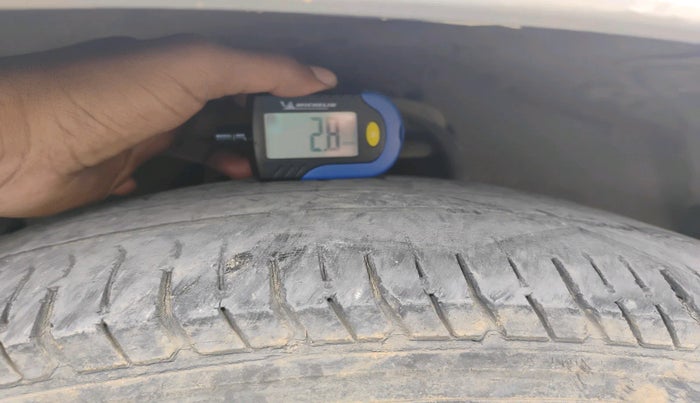 2011 Toyota Innova 2.5 G4 7 STR, Diesel, Manual, 2,37,869 km, tyre