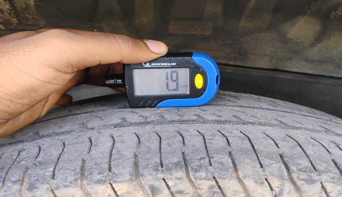 2011 Toyota Innova 2.5 G4 7 STR, Diesel, Manual, 2,37,869 km, tyre