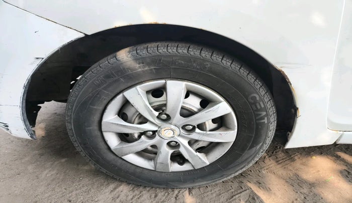 2017 Hyundai Eon ERA +, Petrol, Manual, 81,734 km, tyre