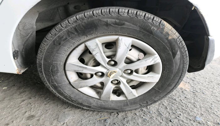 2017 Hyundai Eon ERA +, Petrol, Manual, 81,734 km, tyre