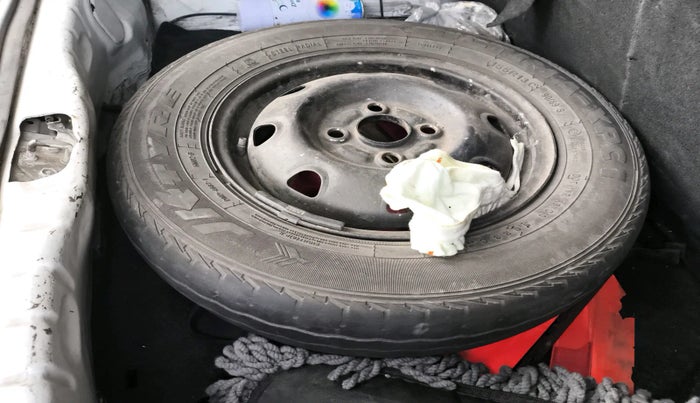 2017 Hyundai Eon ERA +, Petrol, Manual, 81,734 km, tyre