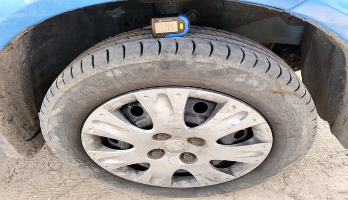 2012 Honda Brio S MT, Petrol, Manual, 1,14,943 km, tyre