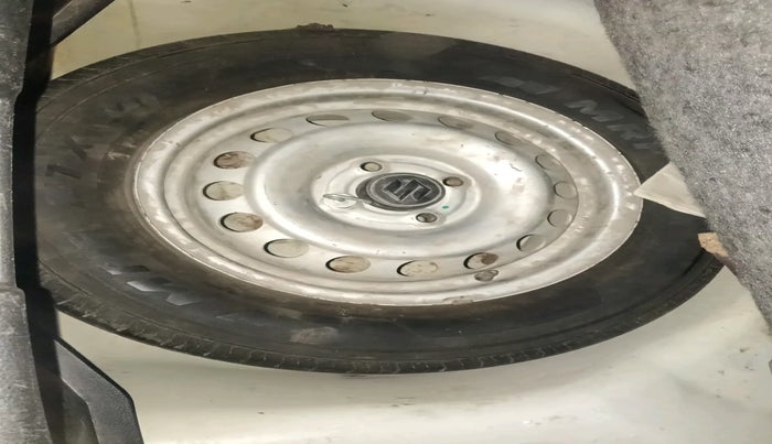 2015 Maruti Swift LXI (O), Petrol, Manual, 57,288 km, tyre