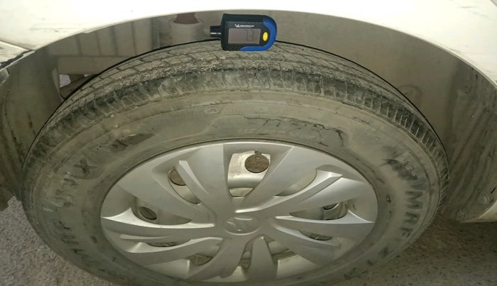 2015 Maruti Swift LXI (O), Petrol, Manual, 57,288 km, tyre