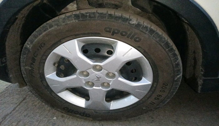 2023 Mahindra XUV300 W6 1.2 PETROL AMT, Petrol, Automatic, 28,960 km, tyre