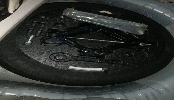 2023 Mahindra XUV300 W6 1.2 PETROL AMT, Petrol, Automatic, 28,960 km, tyre