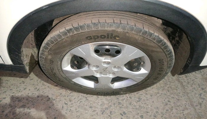 2023 Mahindra XUV300 W6 1.2 PETROL AMT, Petrol, Automatic, 28,960 km, tyre