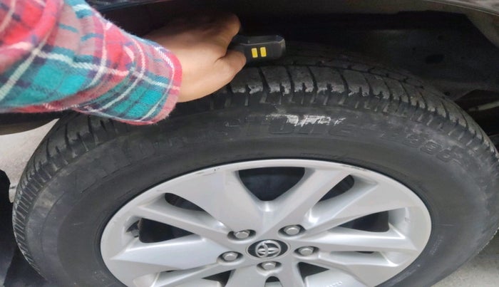 2017 Toyota Innova Crysta 2.7 GX AT 8 STR, Petrol, Automatic, 39,726 km, tyre