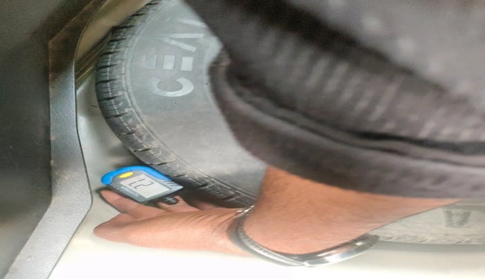 2013 Maruti Swift VXI, Petrol, Manual, 1,10,735 km, tyre