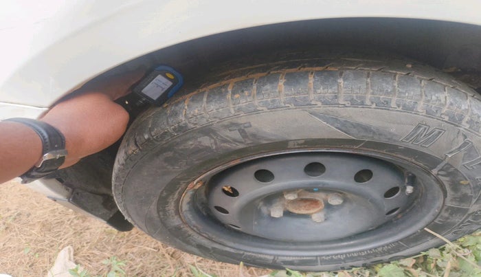 2013 Maruti Swift VXI, Petrol, Manual, 1,10,735 km, tyre