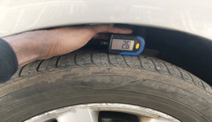 2011 Volkswagen Vento HIGHLINE 1.6 MPI, Petrol, Manual, 1,18,360 km, tyre