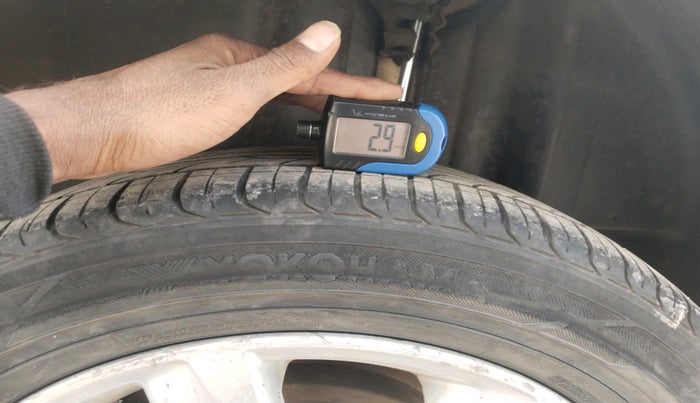 2011 Volkswagen Vento HIGHLINE 1.6 MPI, Petrol, Manual, 1,18,360 km, tyre