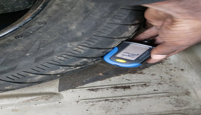 2011 Volkswagen Vento HIGHLINE 1.6 MPI, Petrol, Manual, 1,18,360 km, tyre