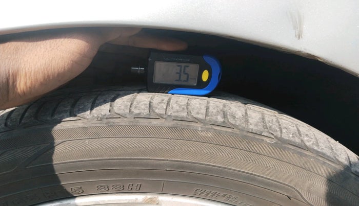 2011 Volkswagen Vento HIGHLINE 1.6 MPI, Petrol, Manual, 1,18,360 km, tyre