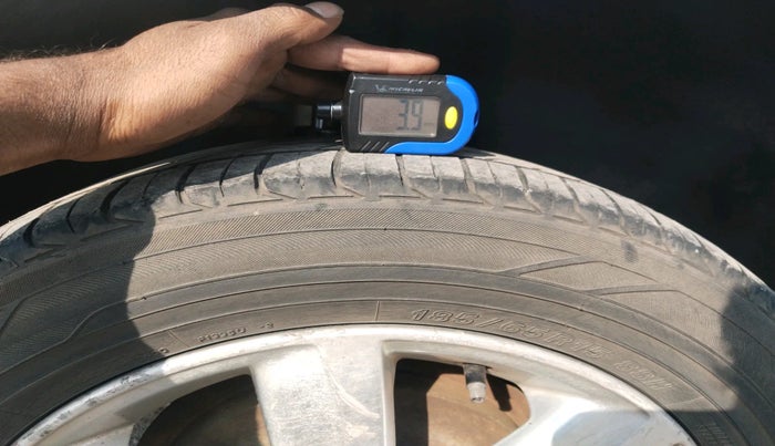 2011 Volkswagen Vento HIGHLINE 1.6 MPI, Petrol, Manual, 1,18,360 km, tyre