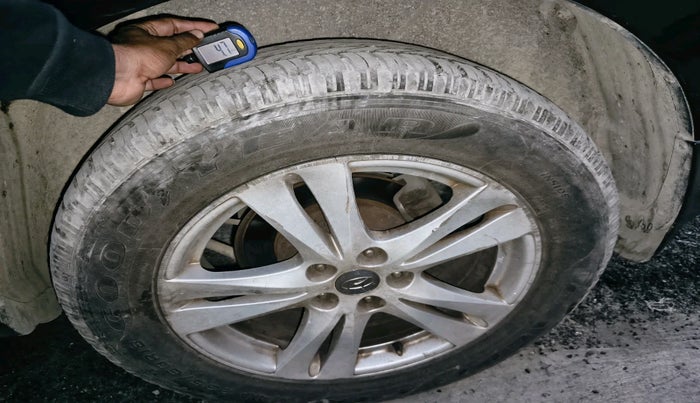 2011 Hyundai Santa Fe 4 WD AT, Diesel, Automatic, 1,66,558 km, tyre