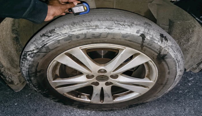 2011 Hyundai Santa Fe 4 WD AT, Diesel, Automatic, 1,66,558 km, tyre