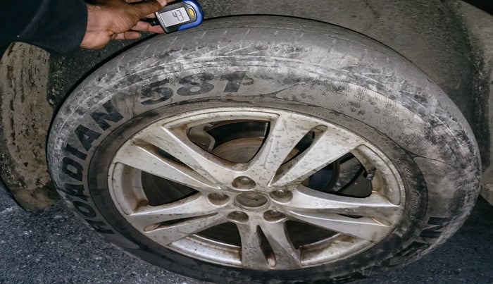 2011 Hyundai Santa Fe 4 WD AT, Diesel, Automatic, 1,66,558 km, tyre