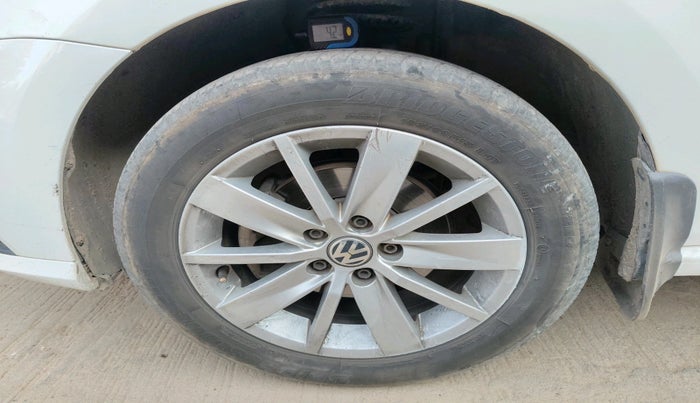 2016 Volkswagen Ameo HIGHLINE1.2L, Petrol, Manual, 1,57,077 km, tyre