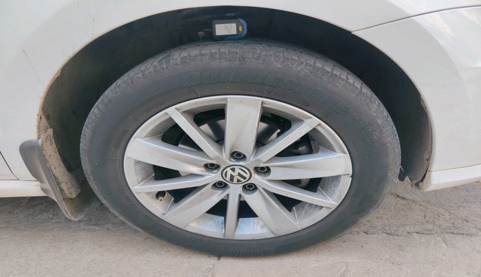 2016 Volkswagen Ameo HIGHLINE1.2L, Petrol, Manual, 1,57,077 km, tyre