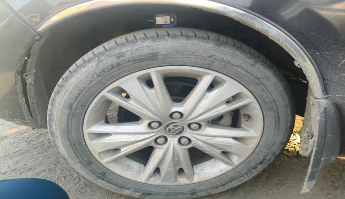 2017 Toyota Innova Crysta 2.4 ZX 7 STR, Diesel, Manual, 65,524 km, tyre