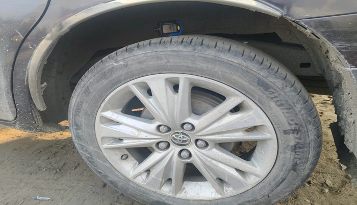 2017 Toyota Innova Crysta 2.4 ZX 7 STR, Diesel, Manual, 65,524 km, tyre