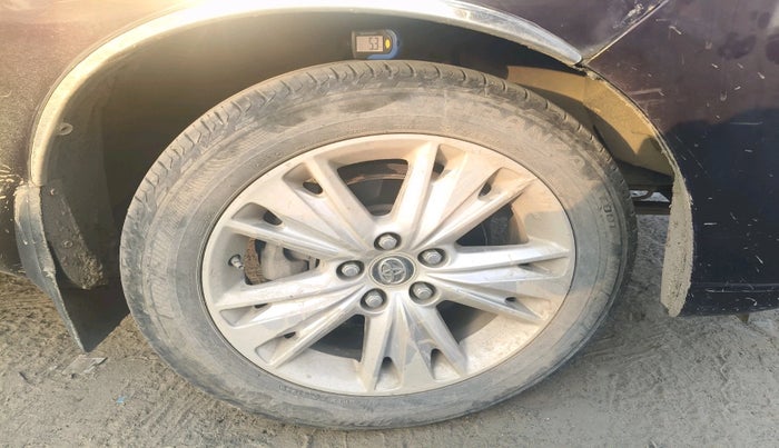 2017 Toyota Innova Crysta 2.4 ZX 7 STR, Diesel, Manual, 65,524 km, tyre