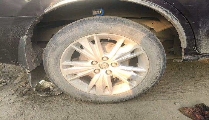 2017 Toyota Innova Crysta 2.4 ZX 7 STR, Diesel, Manual, 65,524 km, tyre