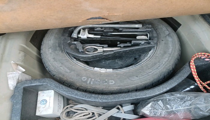 2011 Volkswagen Vento TRENDLINE 1.6, Petrol, Manual, 1,10,960 km, tyre