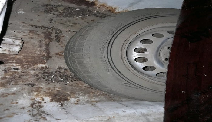 2011 Hyundai Verna FLUIDIC 1.6 CRDI EX, Diesel, Manual, 1,86,113 km, tyre