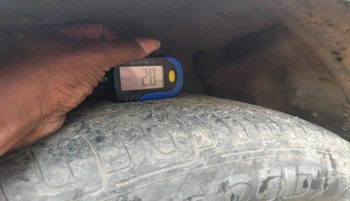 2014 Toyota Innova 2.5 VX 8 STR, Diesel, Manual, 1,84,910 km, tyre