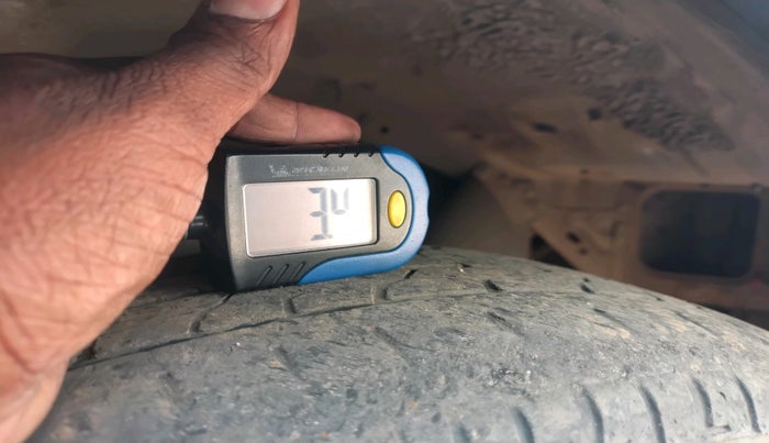 2014 Toyota Innova 2.5 VX 8 STR, Diesel, Manual, 1,84,910 km, tyre