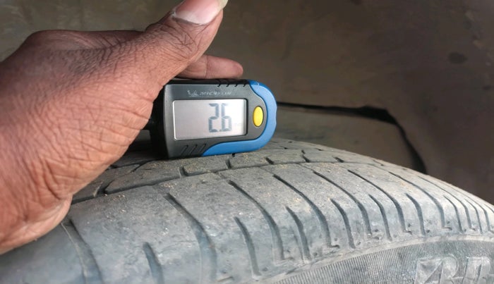 2014 Toyota Innova 2.5 VX 8 STR, Diesel, Manual, 1,84,910 km, tyre