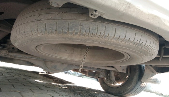 2016 Toyota Innova Crysta 2.4 VX 7 STR, Diesel, Manual, 2,15,397 km, tyre