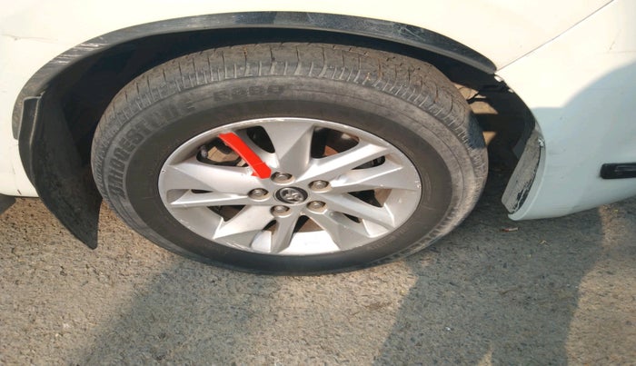 2016 Toyota Innova Crysta 2.4 VX 7 STR, Diesel, Manual, 2,15,397 km, tyre