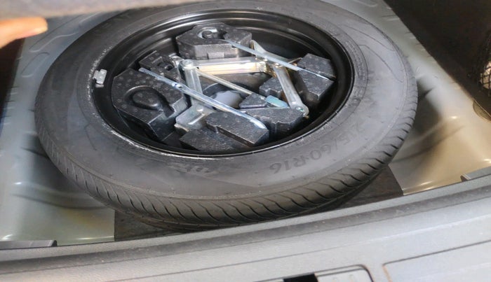 2023 MG ASTOR STYLE 1.5 MT, Petrol, Manual, 21,000 km, tyre