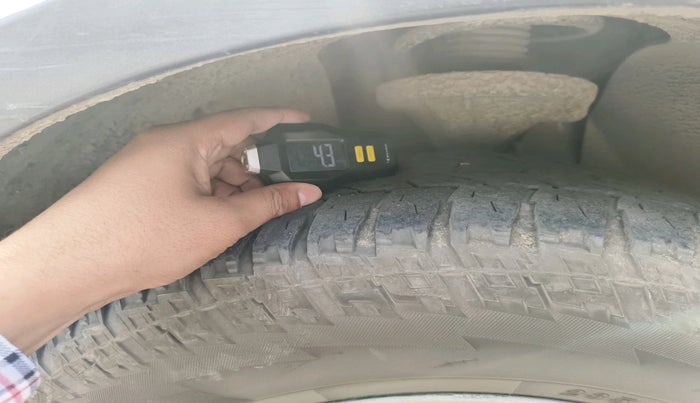 2013 Mahindra XUV500 W8, Diesel, Manual, 2,19,777 km, tyre