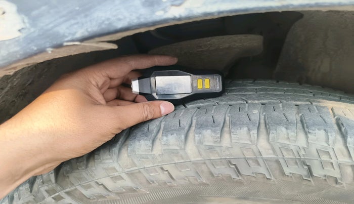 2013 Mahindra XUV500 W8, Diesel, Manual, 2,19,777 km, tyre