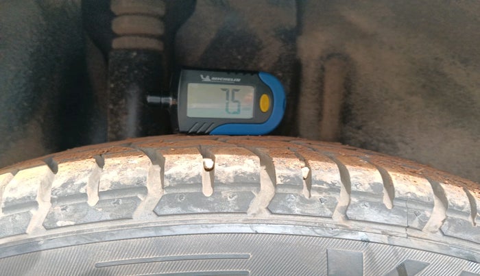 2011 Ford Figo TITANIUM 1.4 DIESEL, Diesel, Manual, 1,37,218 km, tyre