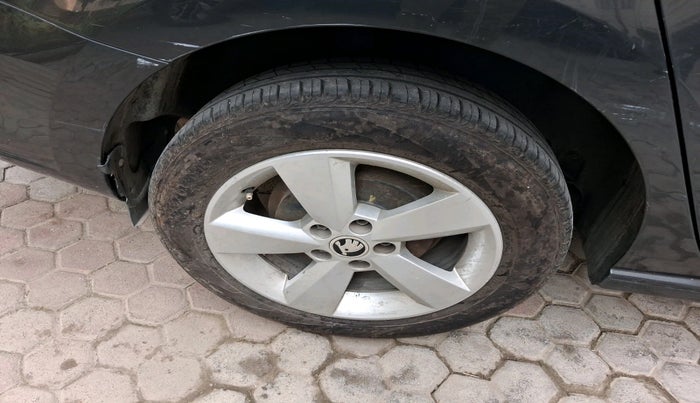 2016 Skoda Rapid AMBITION 1.5 TDI AT, Diesel, Automatic, 1,59,490 km, tyre