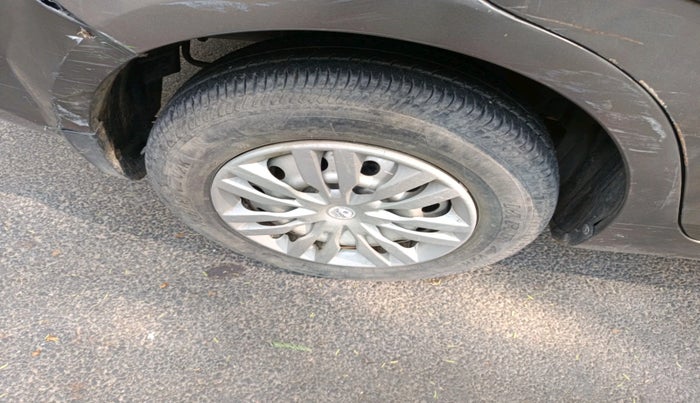 2015 Maruti Swift Dzire LXI (O), Petrol, Manual, 26,887 km, tyre