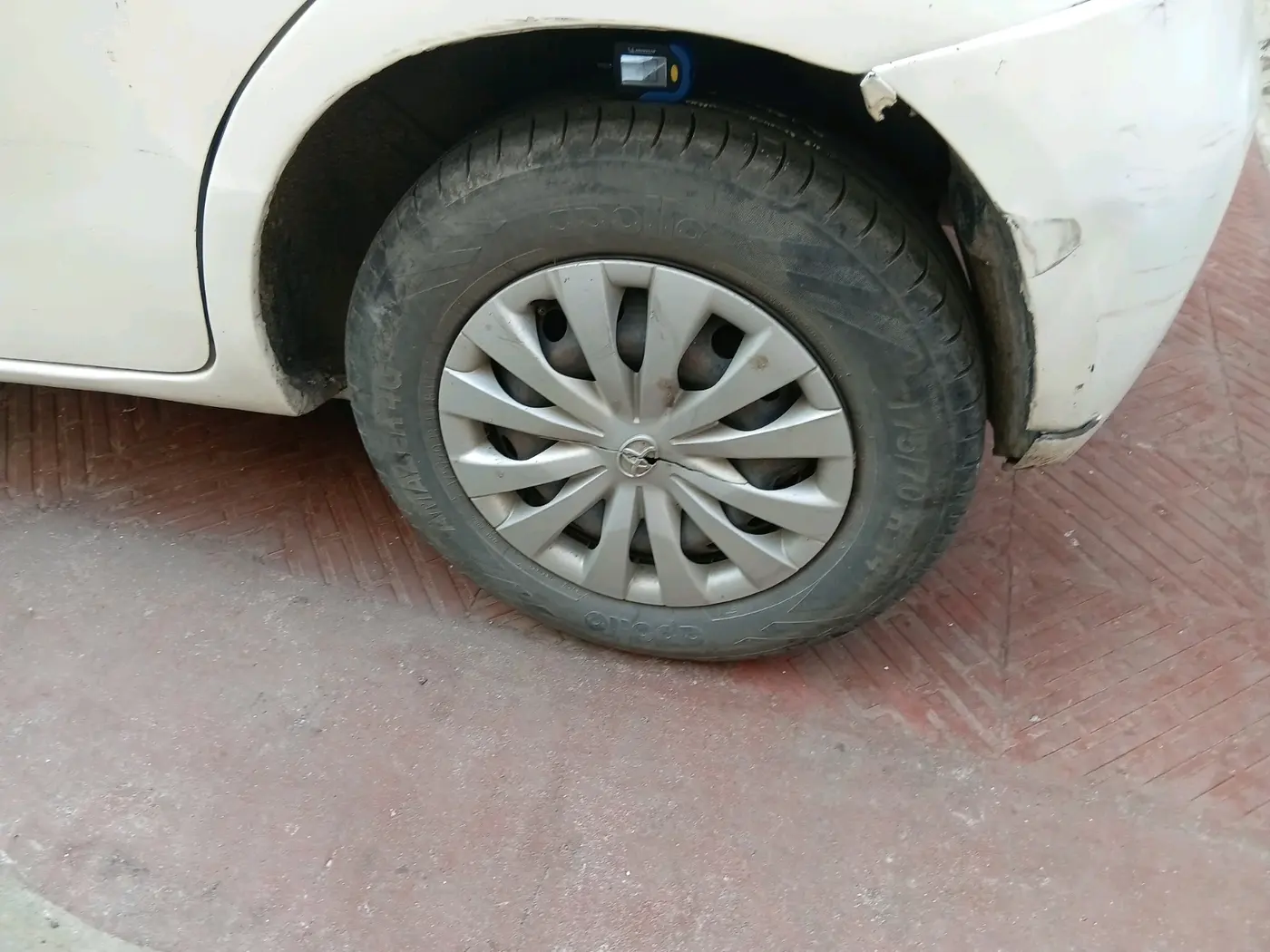 2014 Toyota Etios Liva G, Petrol, Manual, 1,25,443 km, tyre