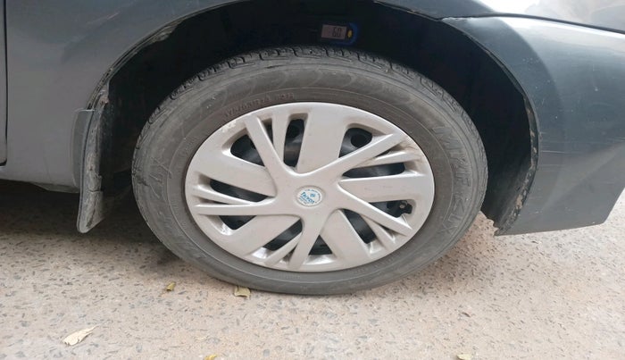 2013 Toyota Etios Liva G, Petrol, Manual, 84,147 km, tyre