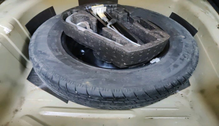 2012 Volkswagen Vento HIGHLINE 1.6 MPI, Petrol, Manual, 1,01,742 km, tyre