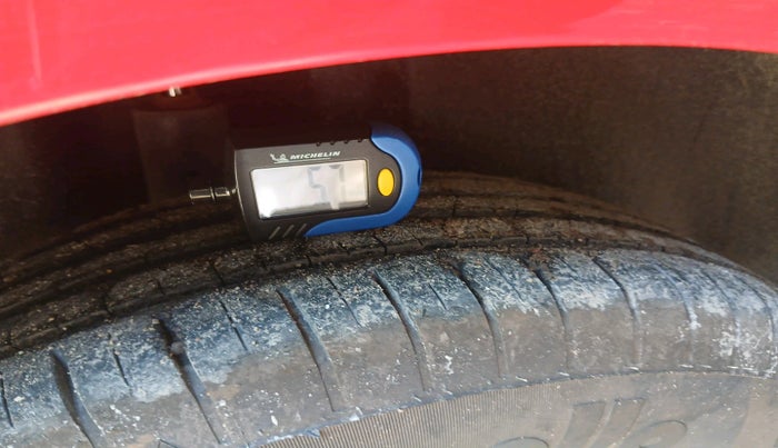 2018 Volkswagen Polo TRENDLINE 1.0L, Petrol, Manual, 1,06,924 km, tyre