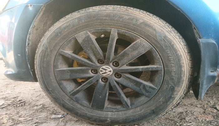 2016 Volkswagen Polo HIGHLINE1.5L, Diesel, Manual, 1,32,376 km, tyre