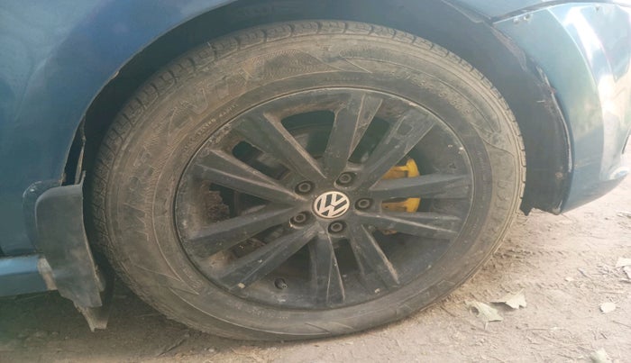 2016 Volkswagen Polo HIGHLINE1.5L, Diesel, Manual, 1,32,376 km, tyre