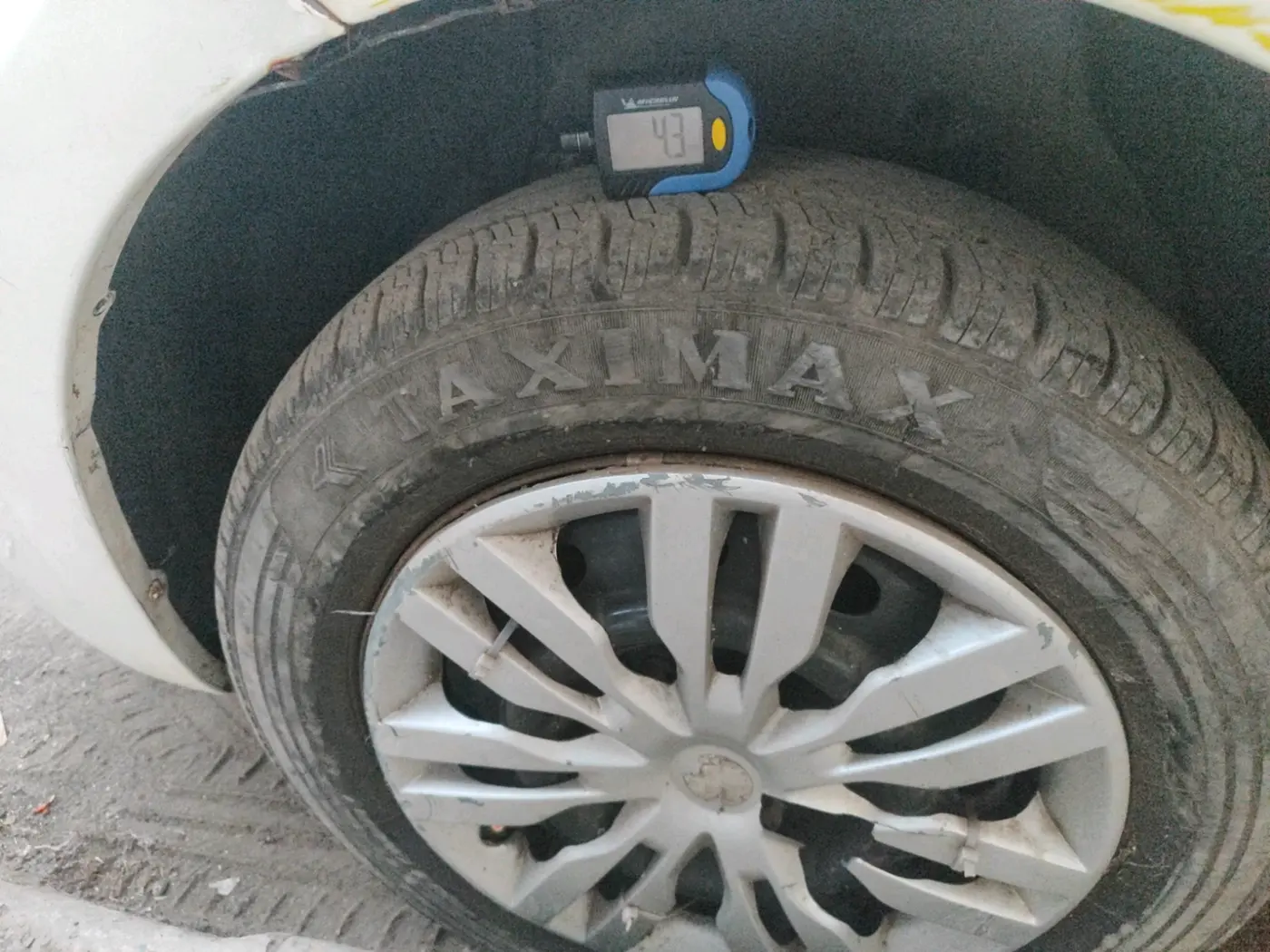2013 Tata Indica Vista GVX SAFIRE65, Petrol, Manual, 66,214 km, tyre