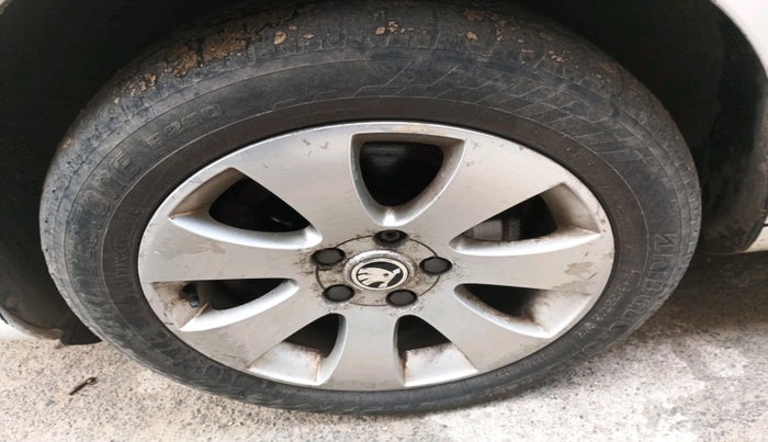 2013 Skoda Superb ELEGANCE 1.8 TSI AT, Petrol, Automatic, 1,88,870 km, tyre