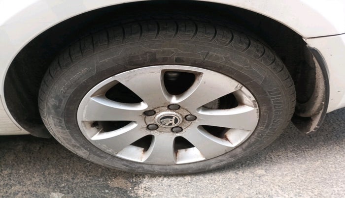 2013 Skoda Superb ELEGANCE 1.8 TSI AT, Petrol, Automatic, 1,88,870 km, tyre